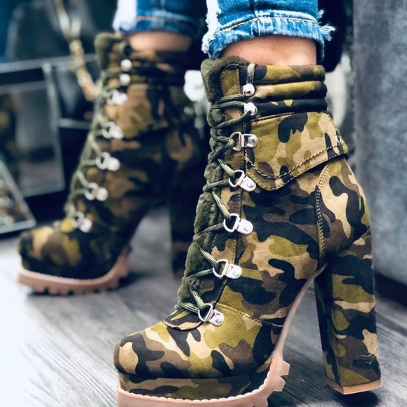 𝙇𝙖𝙨𝙩 6.5 & 8🖤Camouflage Lace Up Lug Platform - Picture 5 of 6